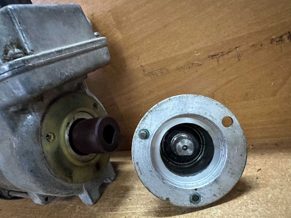 Электродвигатель строительного вибратора.