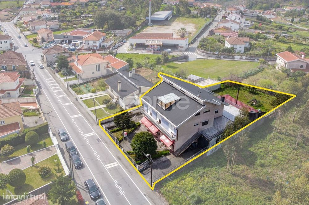 Moradia T4 c/ Loja Comercial