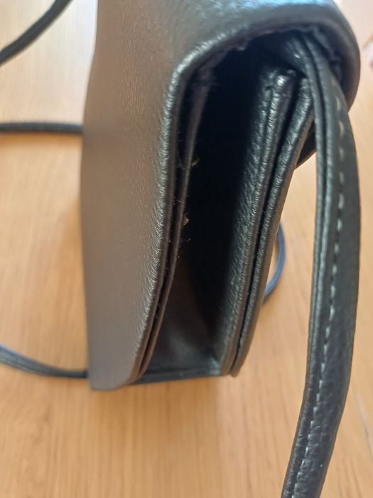 Mala tiracolo com fecho dourado