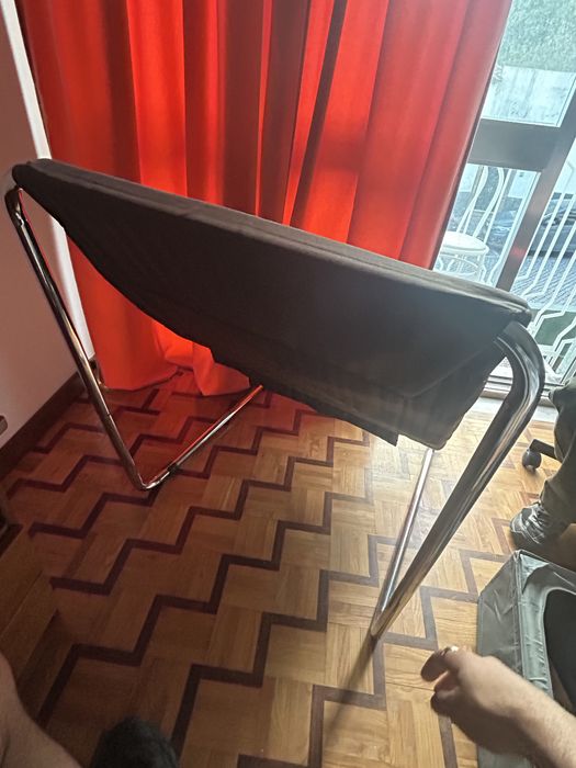 Poltrona castanha cromada