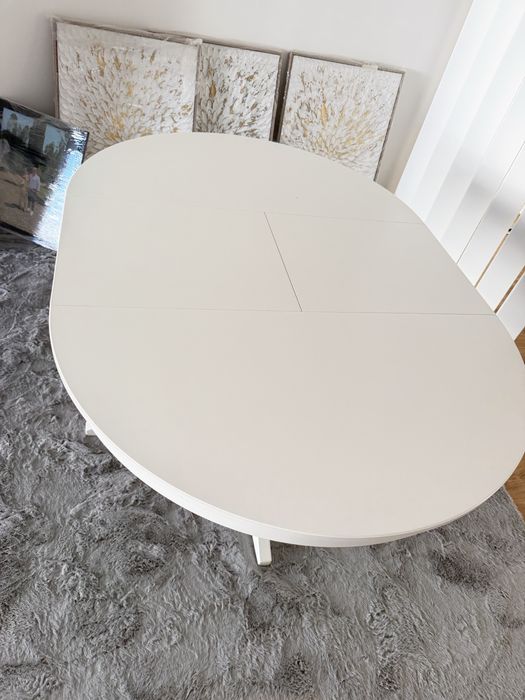 Vendo mesa e 4 cadeiras praticanete novas com 4 meses cor branca
