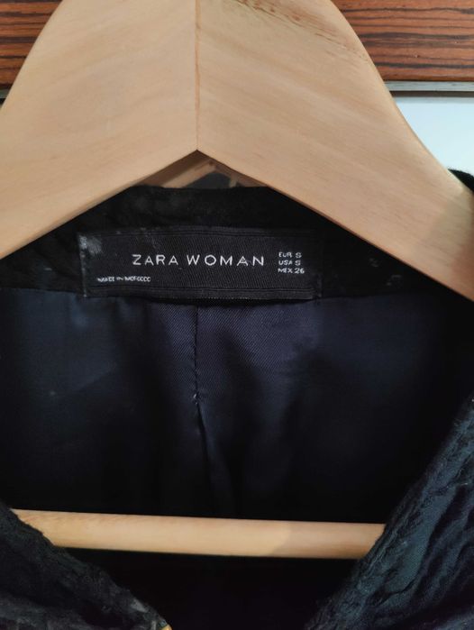 Casaco preto com botões dourados, ZARA