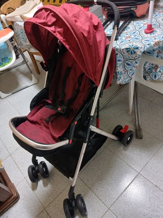 Carrinho de criança muito bem estimado.