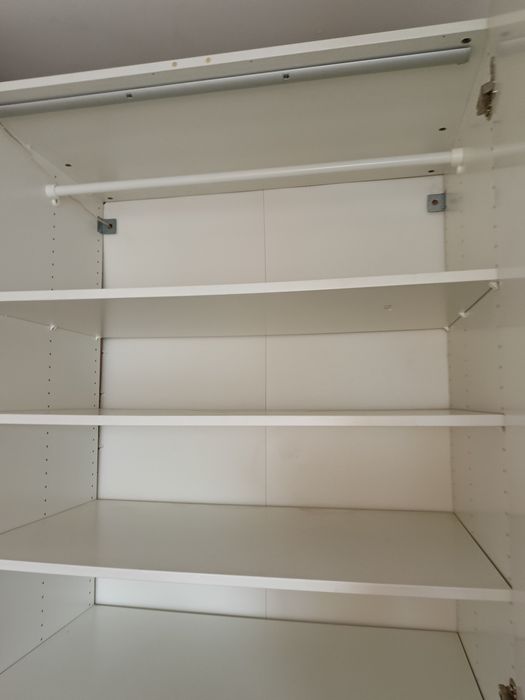 Szafa biała z oświetleniem LED w środkiu