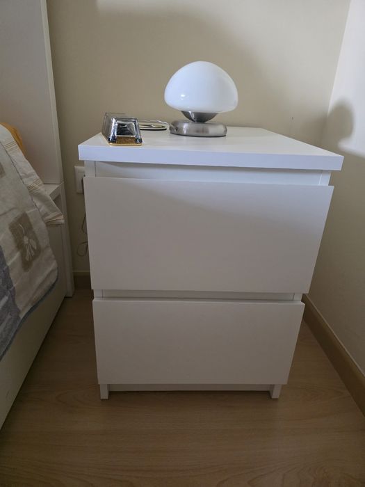 Cama e mesa de cabeceira