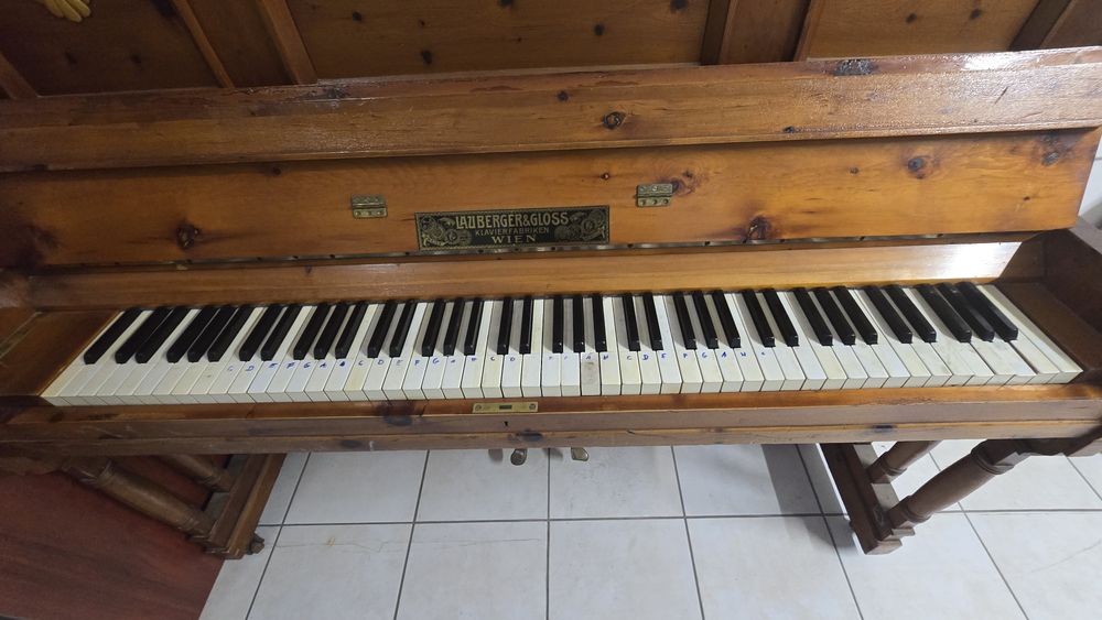 Antyczne pianino firmy LAUBERGER & GLOSS