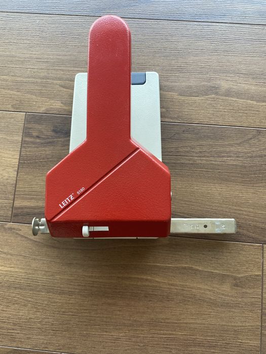 Furador Profissional Leitz 5180, vermelho