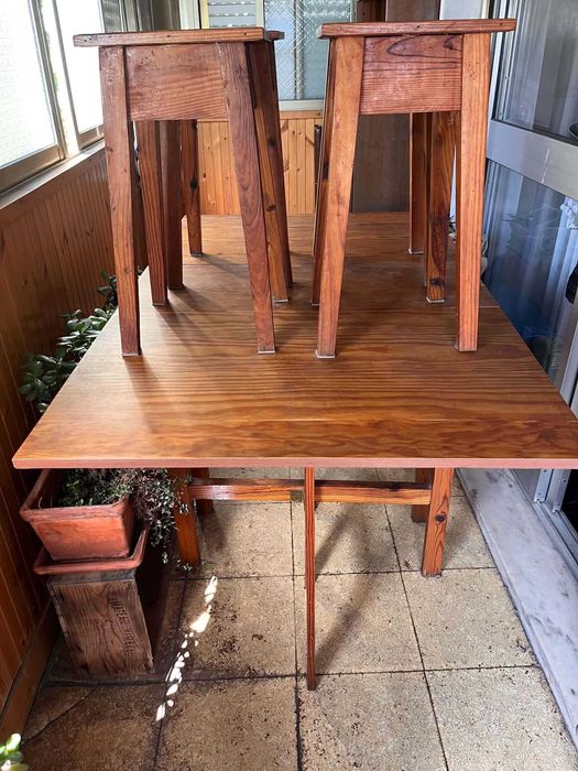 Mesa desdobrável com 4 bancos de madeira
