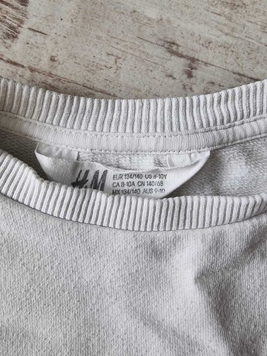 Biała bluza H&M r.140 cm – dziecięca, uniwersalna i wygodna