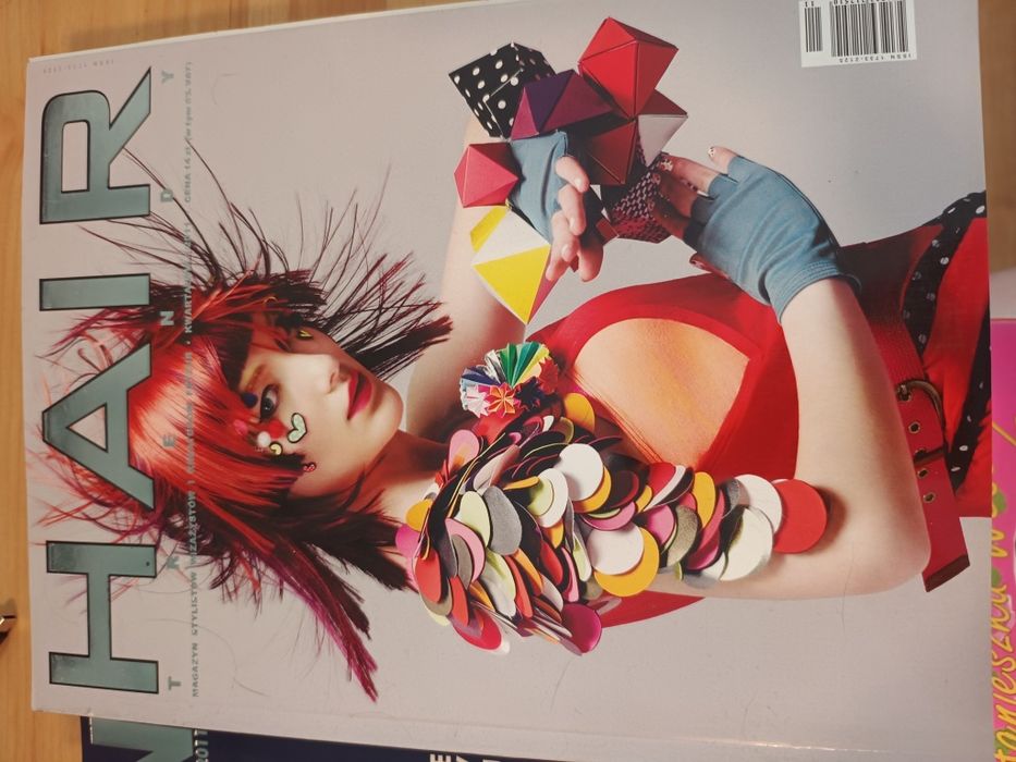 Magazyny modowe stylizacja fryzury Vogue hair