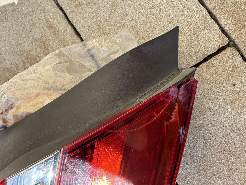 Uszkodzona lewa lampa tyl opel insignia a