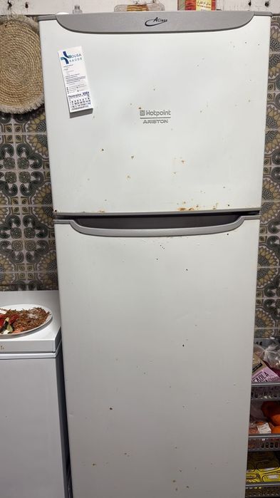 Máquina de lavar roupa em bom estado e dois frigoríficos.