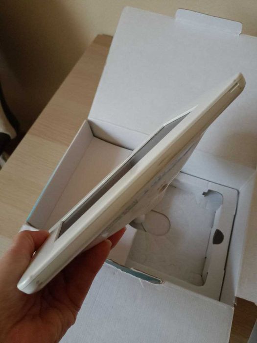 Цифровая фоторамка Samsung LP07 (SPF-71ES) white