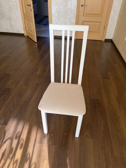 Стільці в гарному стані 4 штуки, комплектом