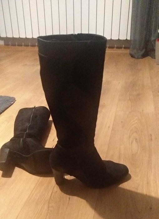 Zamszowe botki na obcasie 37