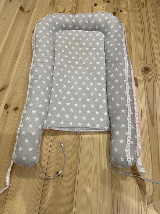 Дітячий кокон та подушечка.