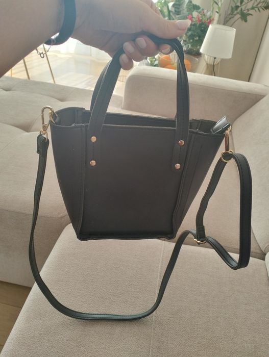 Mała czarna torebka na pasku i do ręki