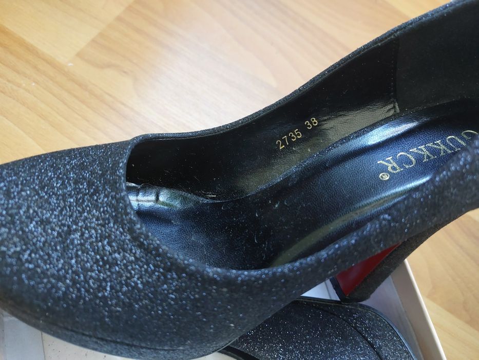 Туфлі ,босоніжки.