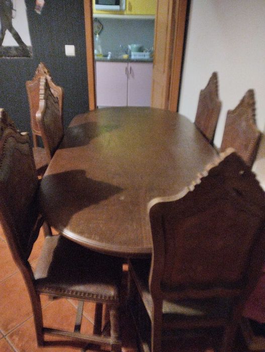 Mesa grande com 6 cadeiras estilo vitoriano