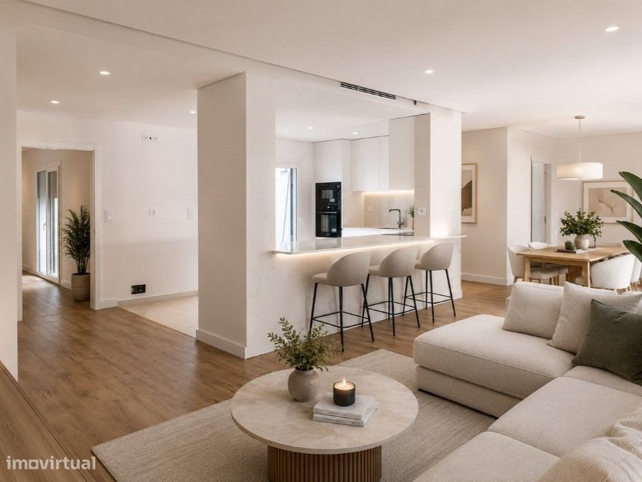 Apartamento T3+1Triplex com elevador privativo e Box privativa . 
...