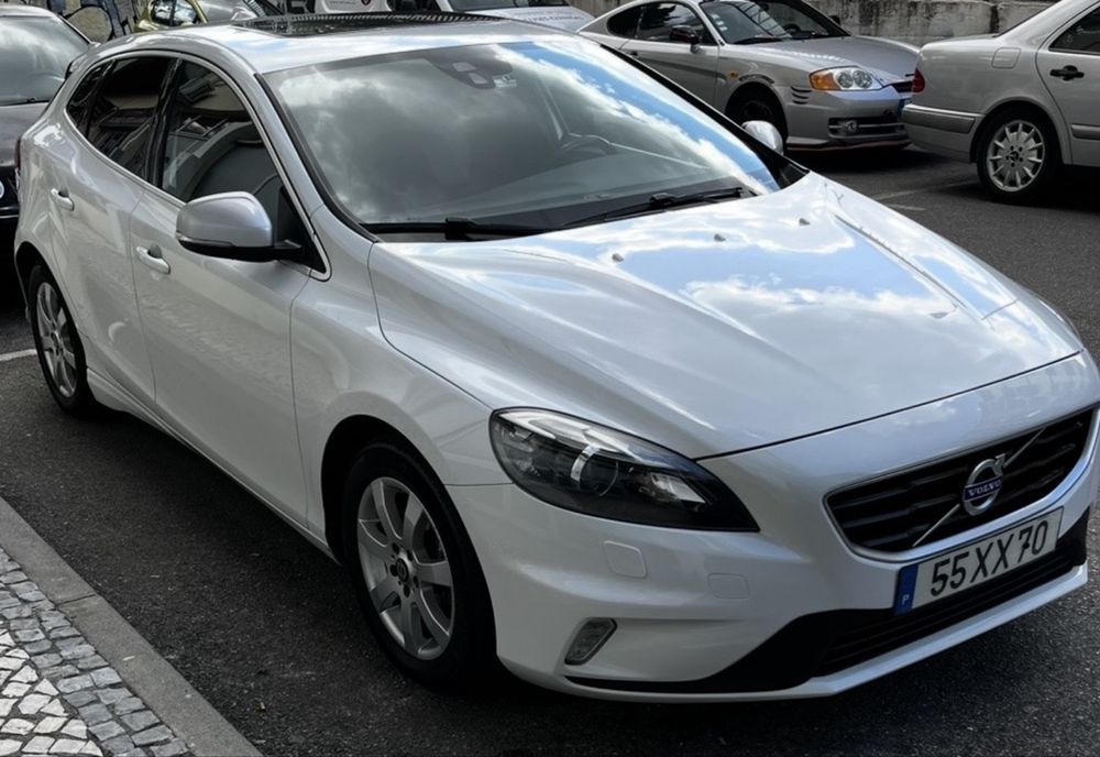 Volvo V40 2.0 D2 R-Desing 120cv — photo 2