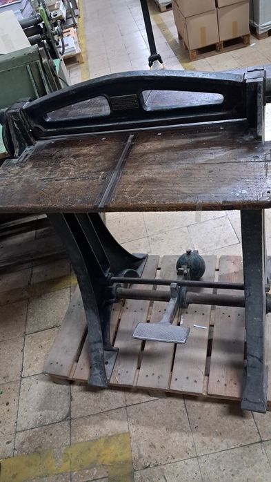 Máquina de vincar e cortar