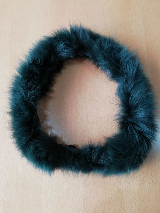 Estolas/golas em material sintético.