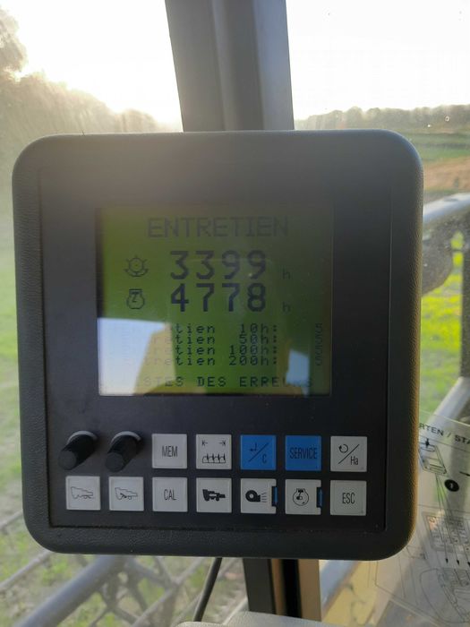 Konbajn Newholland TX66