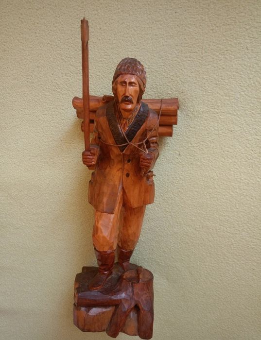 Stara drewniana rzeźba drwala PRL