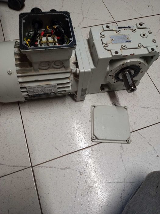 Lenze MDEMA1M080-42 Motoreduktor