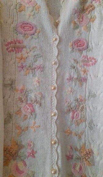 Casaco algodão bordado com flores rosa e azul e botões de pérola