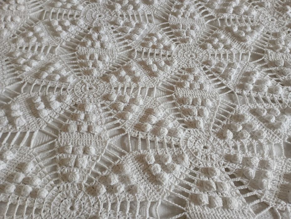 Colcha em crochet feita com algodão branco