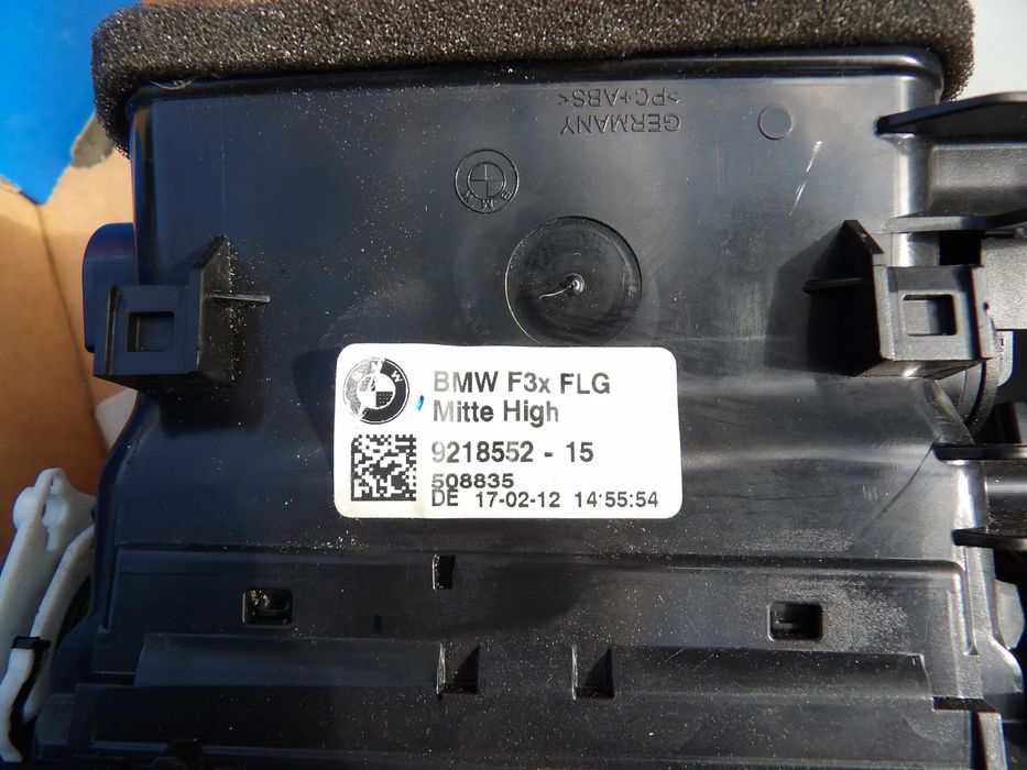 BMW - F30,F31,F32 - KRATKA NAWIEWU ŚRODKOWA - 9218552