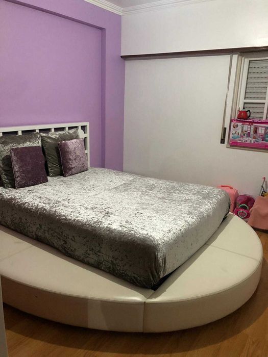 Cama de pele redonda com cabeceira lacada