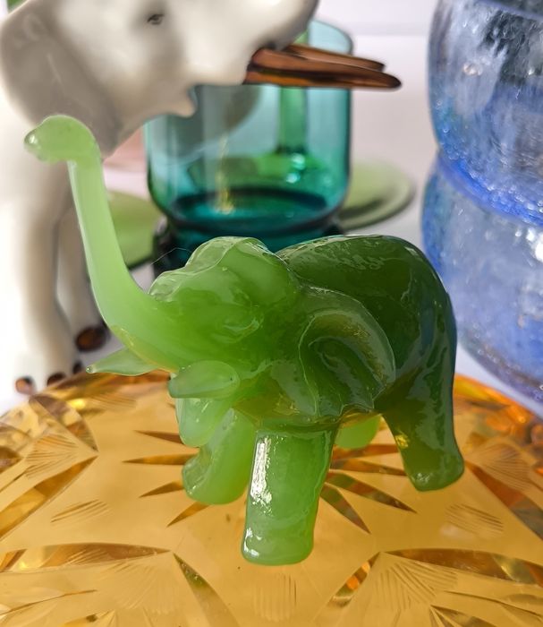 Figurka słoń piękne stare kolorowe szkło