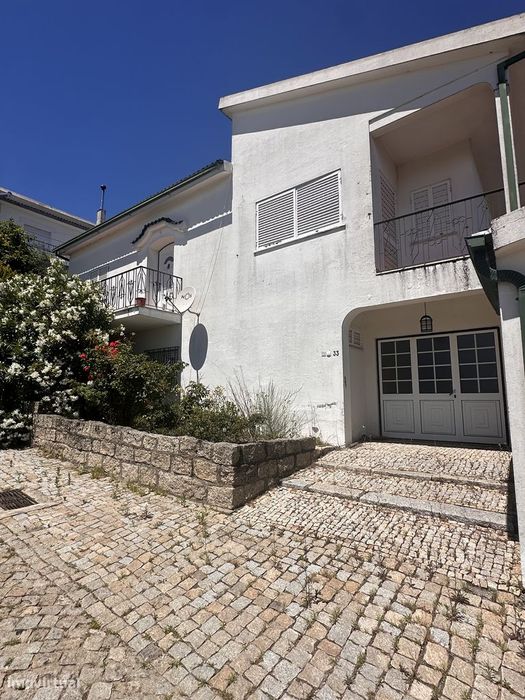 Moradia T4 com jardim e garagem em Sernancelhe