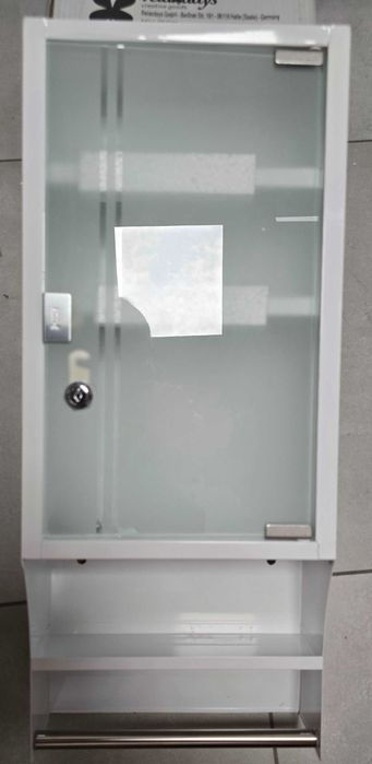 Biała szafka na leki z 4 przegrodami i drążkiem na ręcznik