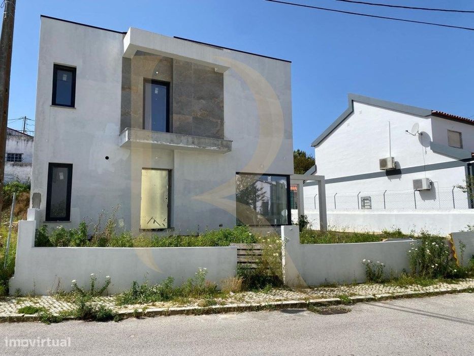 Moradia isolada T4 por terminar na Charneca da Caparica