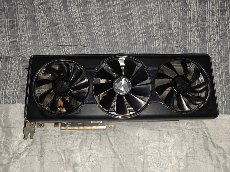 Видеокарта XFX RX 5700 XT Thic 3 Ultra полурабочая