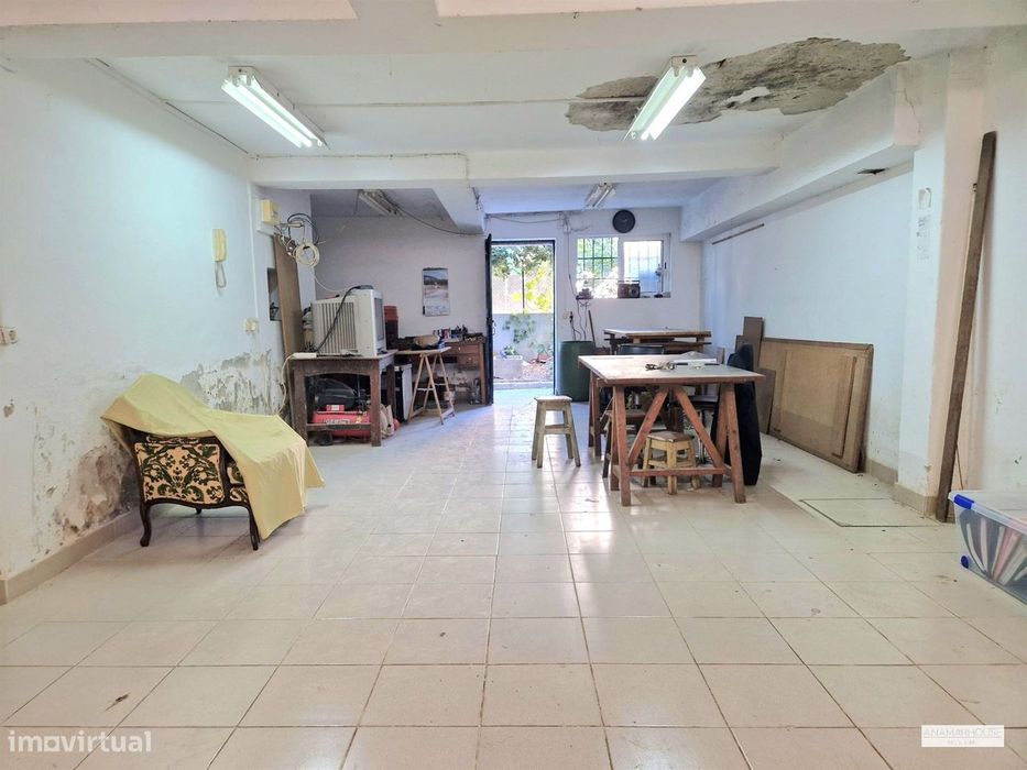 Três arrecadações autónomas com 129 m² na Venteira, Amadora