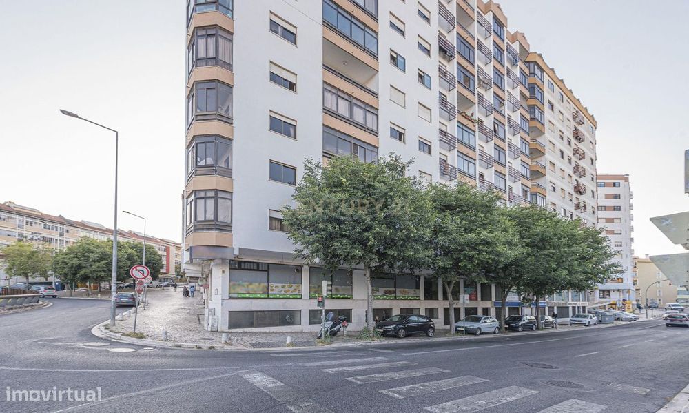Ativo Comercial De Rendimento | Frente De Rua | Centro Do Cacém | Opor