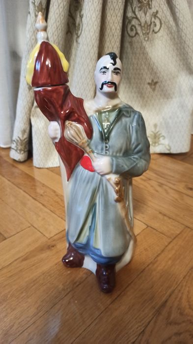 Статуетка - графін (штоф) "Козак - прапороносець".