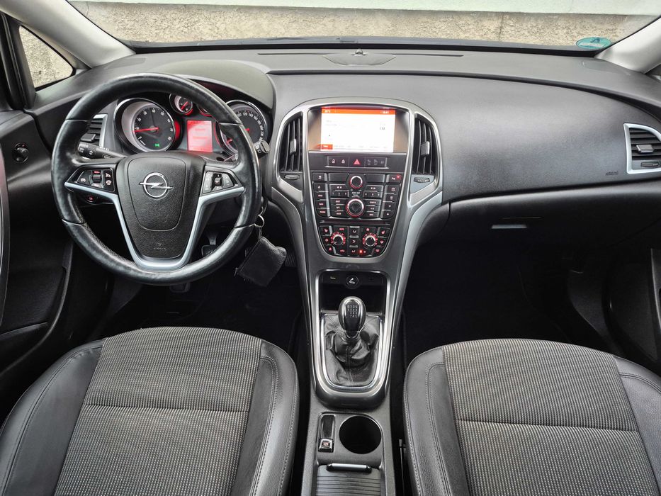 Sprzedam Opel Astra J 1,4 benz 140kM 2014 rok produkcji