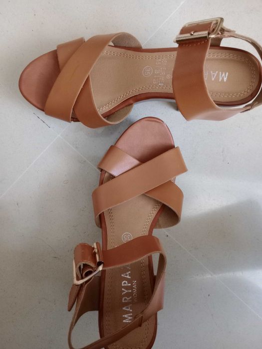 Sandálias de salto alto castanhas