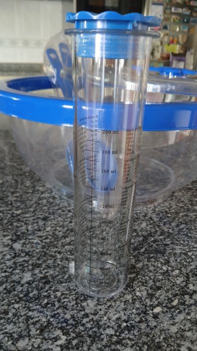 Saladeira multifuncional em acrílico resistente