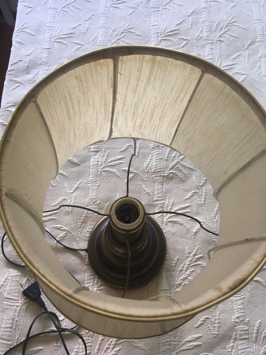 Candeeiro com abajur antigo.