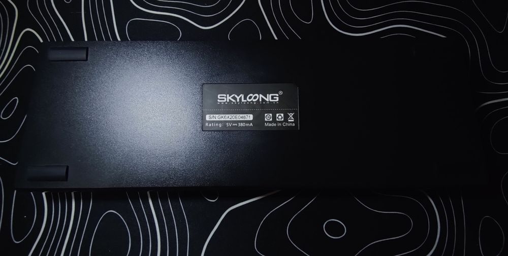 Teclado Mecanico 60% Hotswappable Skyloong GK61 HyperX keycaps.