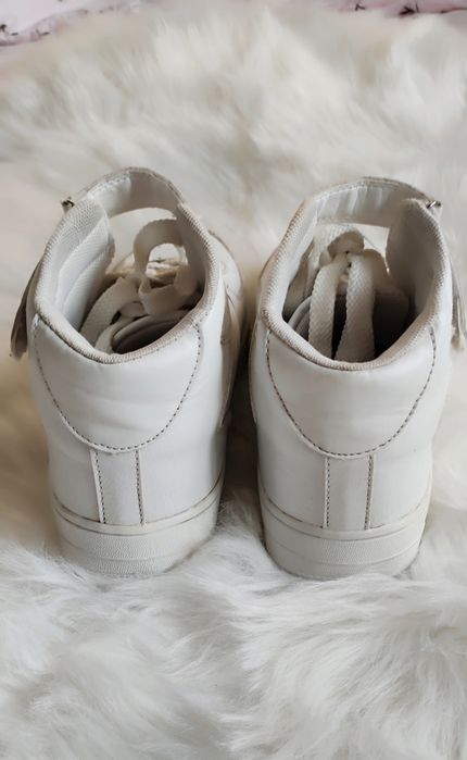 Białe wysokie buty