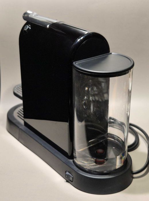 Máquina de Café Nespresso DeLonghi Preta