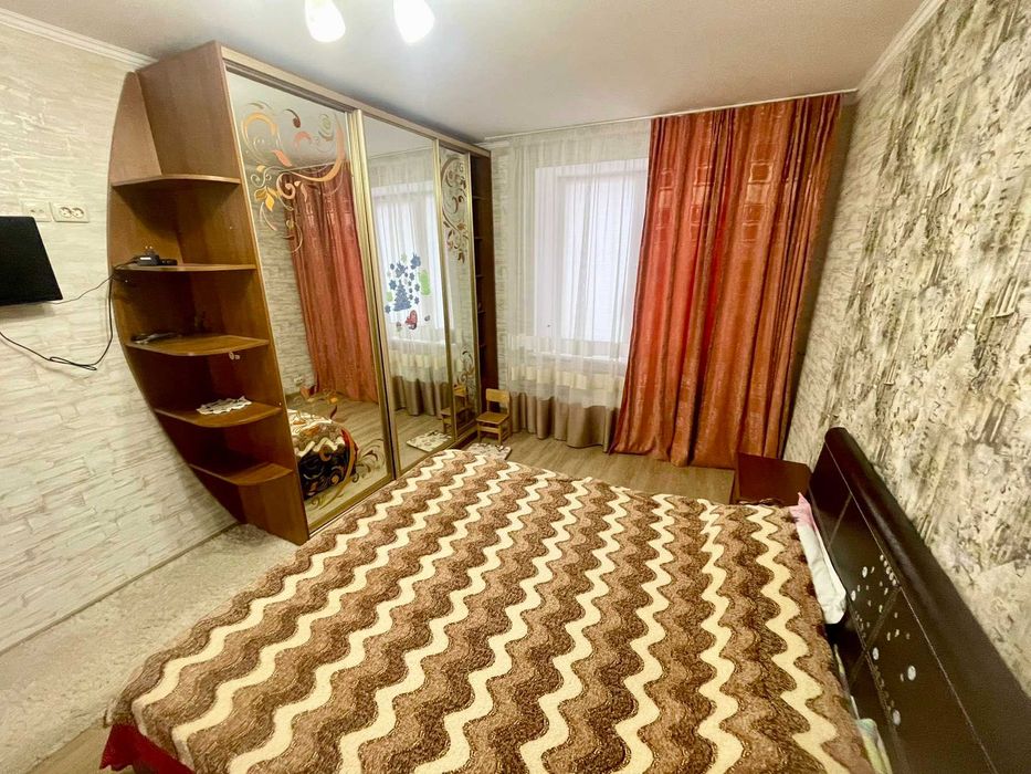 Продам великогабаритну трикімнатну квартиру. Центр. Закритий двір .